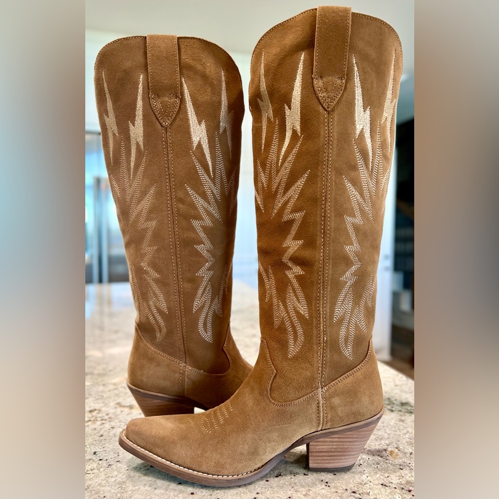 Dingo Thunder Road Western Camel Suede Cowboy Boots NWOT